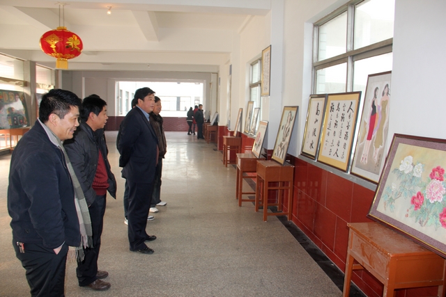 学校举行2012年“庆元旦 迎新春”书画作品展