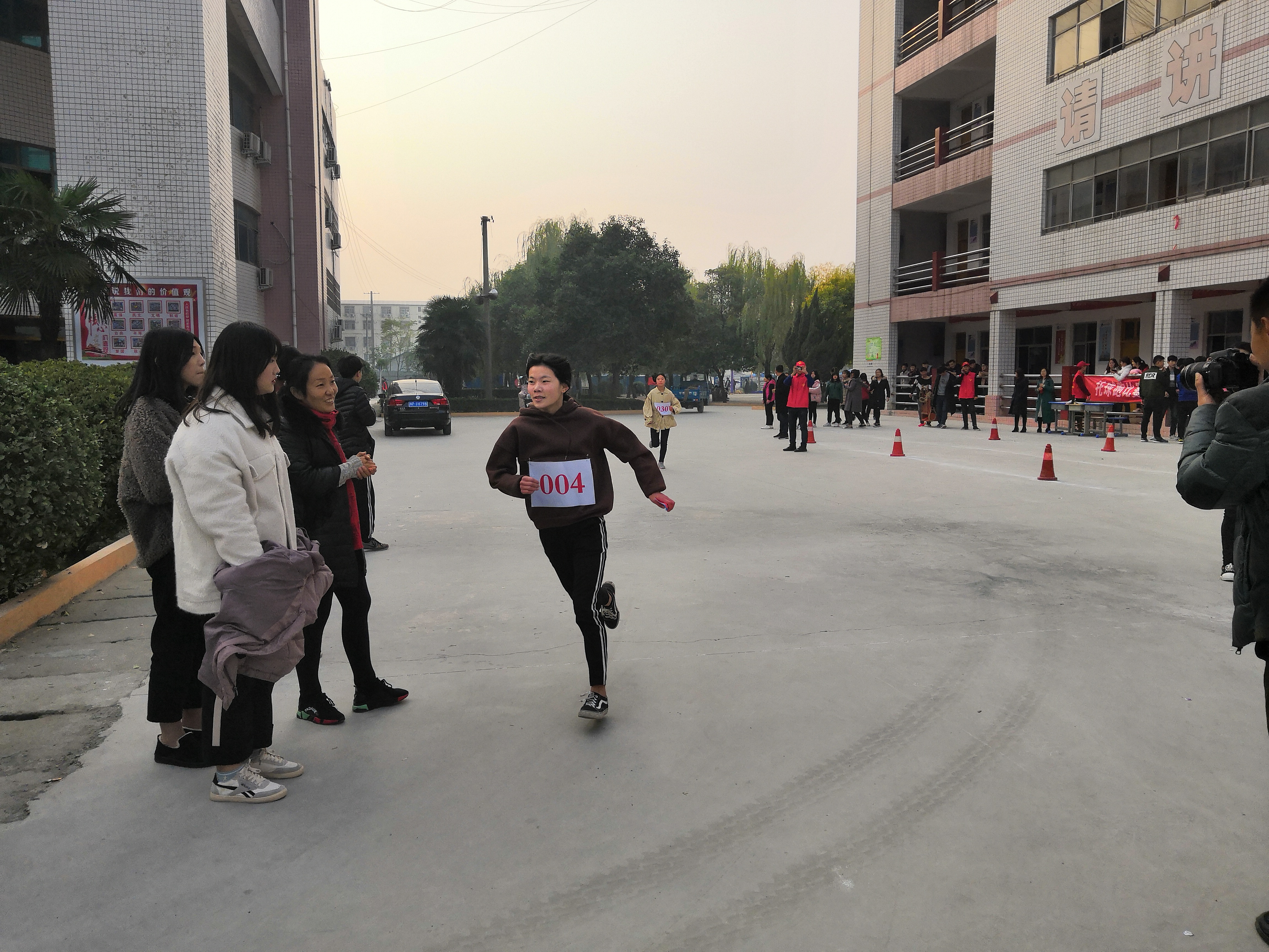 服装旅游专业学生参加学校运动会