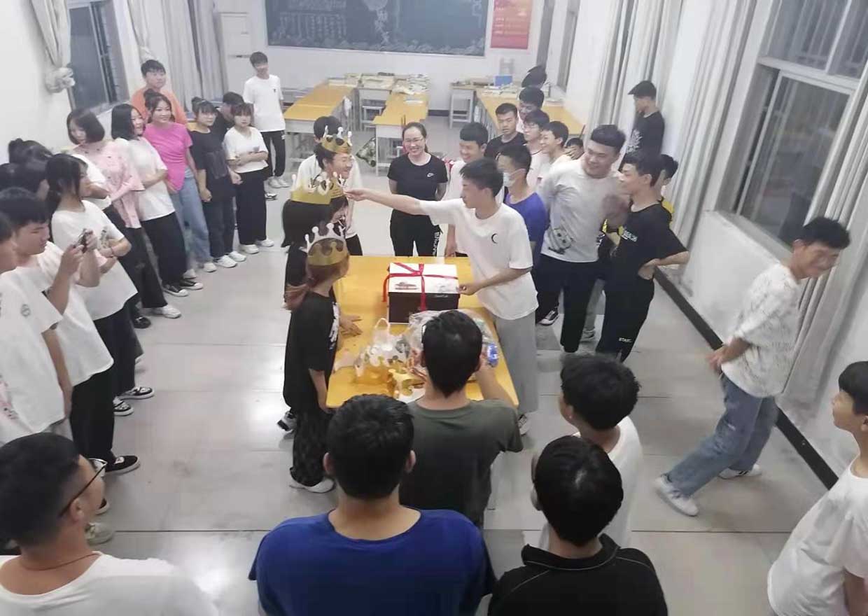 21春物联网举行新学期集体生日会