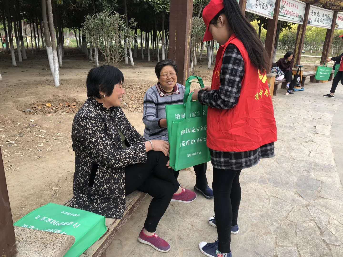 我校青年志愿者参加我市开展“全民国家安全教育日”集中宣传志愿服务活动