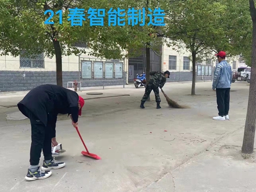 我为创卫做贡献，我为班级做代言                  ---------记项城中专“小红帽”志愿者行动