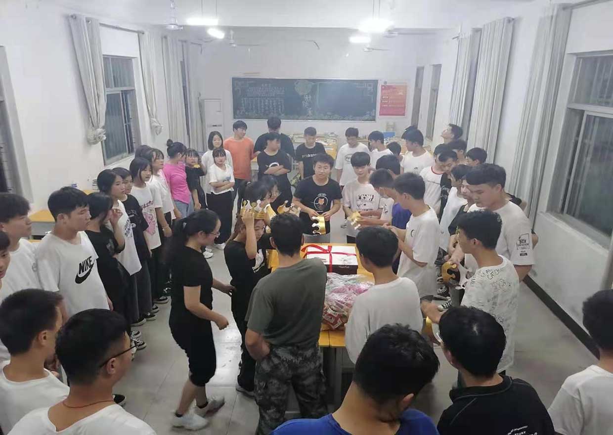 21春物联网举行新学期集体生日会