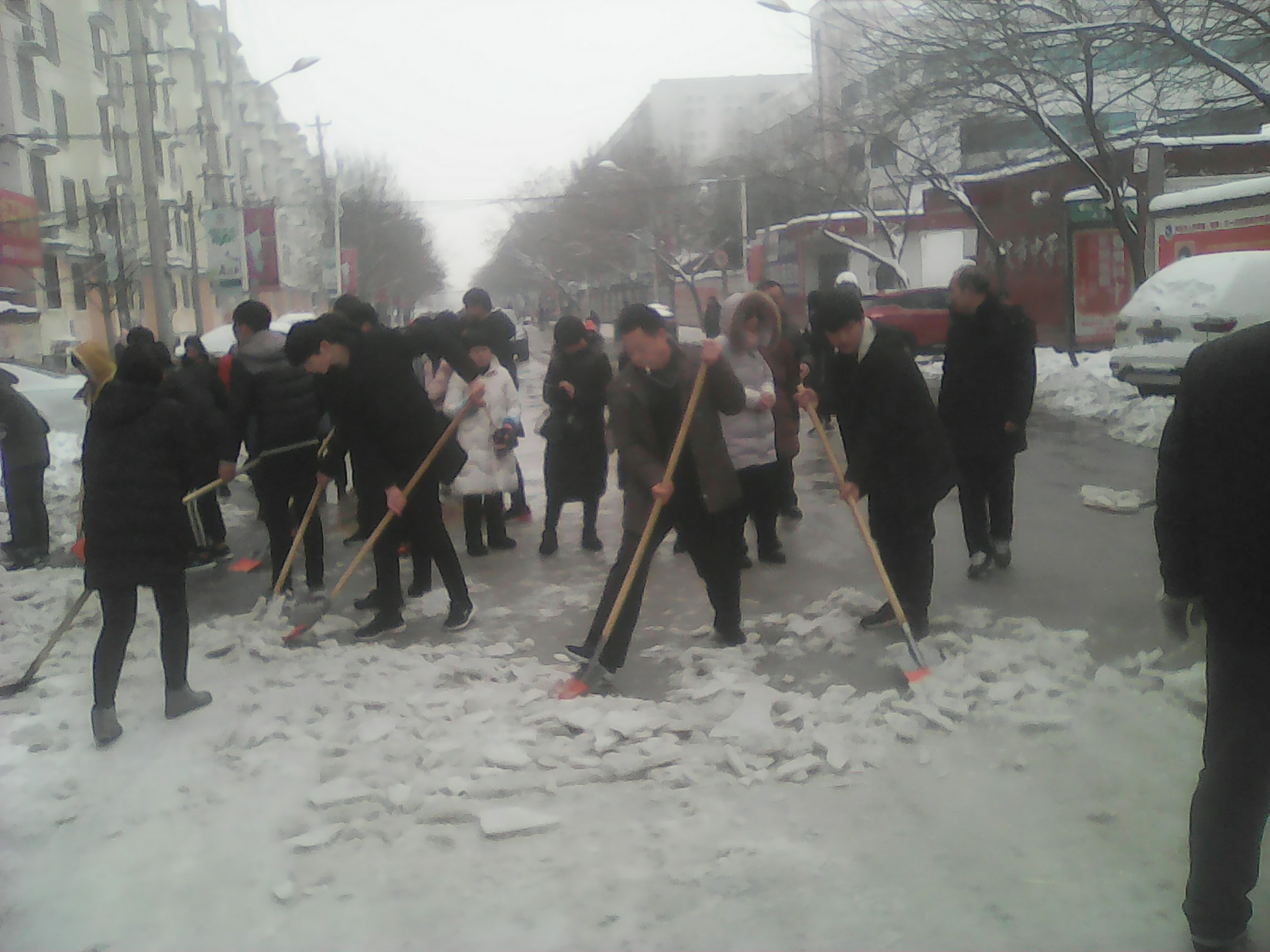 体育组教师第三次参加扫雪铲冰志愿服务活动