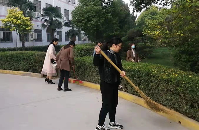 服装旅游专业部教师积极参加卫生大扫除活动